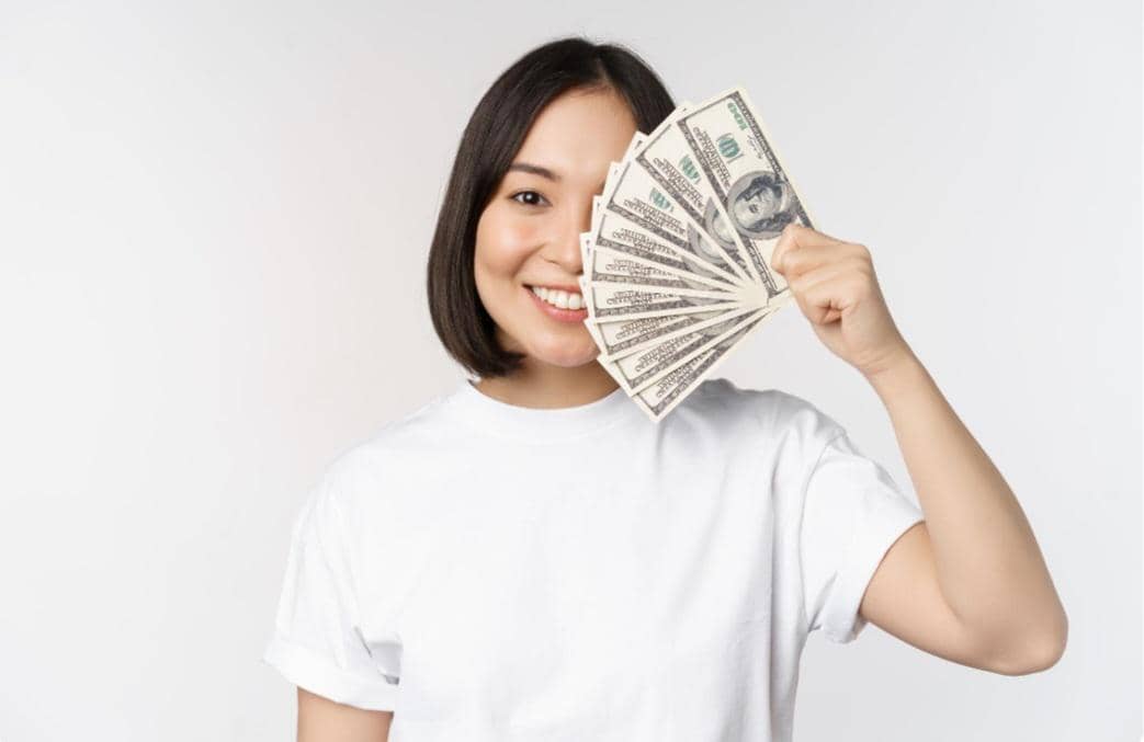 ilustrasi pegang uang