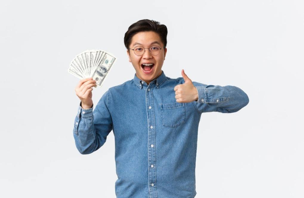 ilustrasi pegang uang