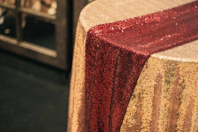 ilustrasi meja dengan warna emas dan merah