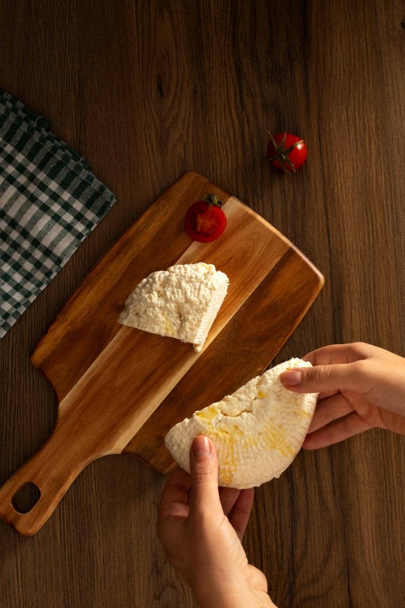 ilustrasi memegang keju 