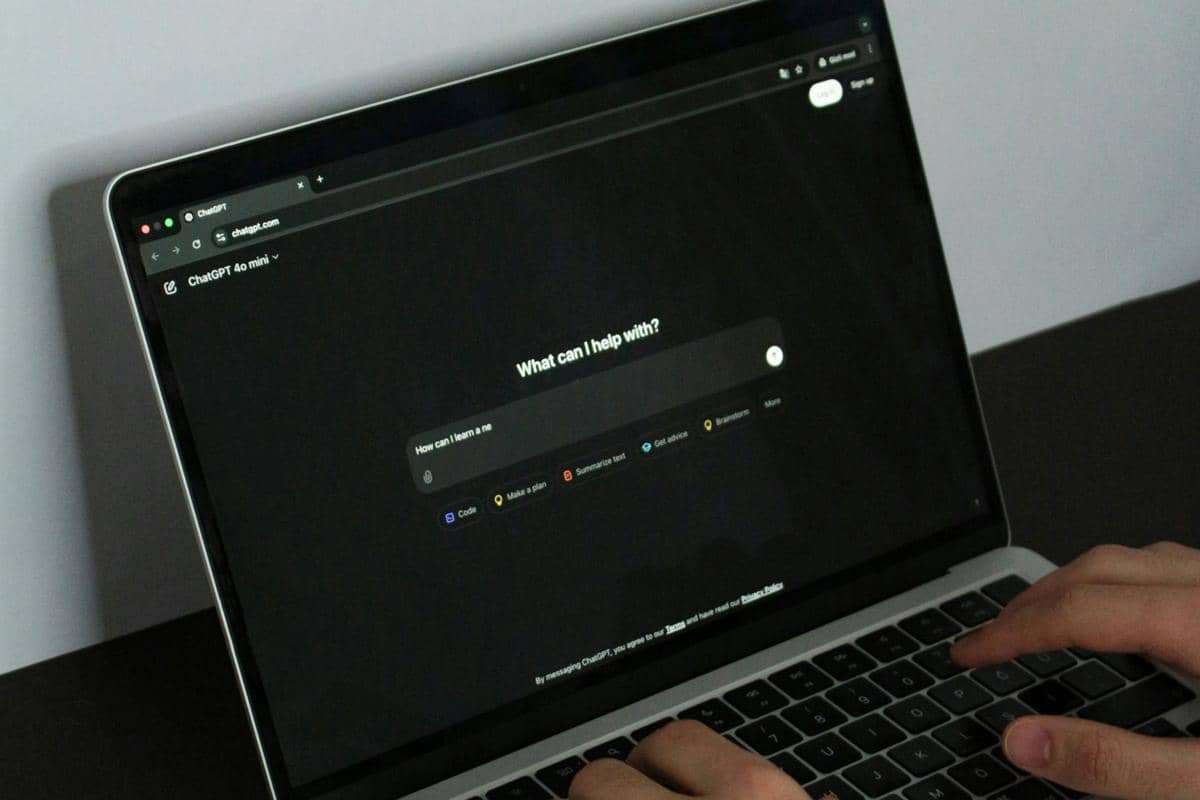 ilustrasi laptop membuka fitur AI 