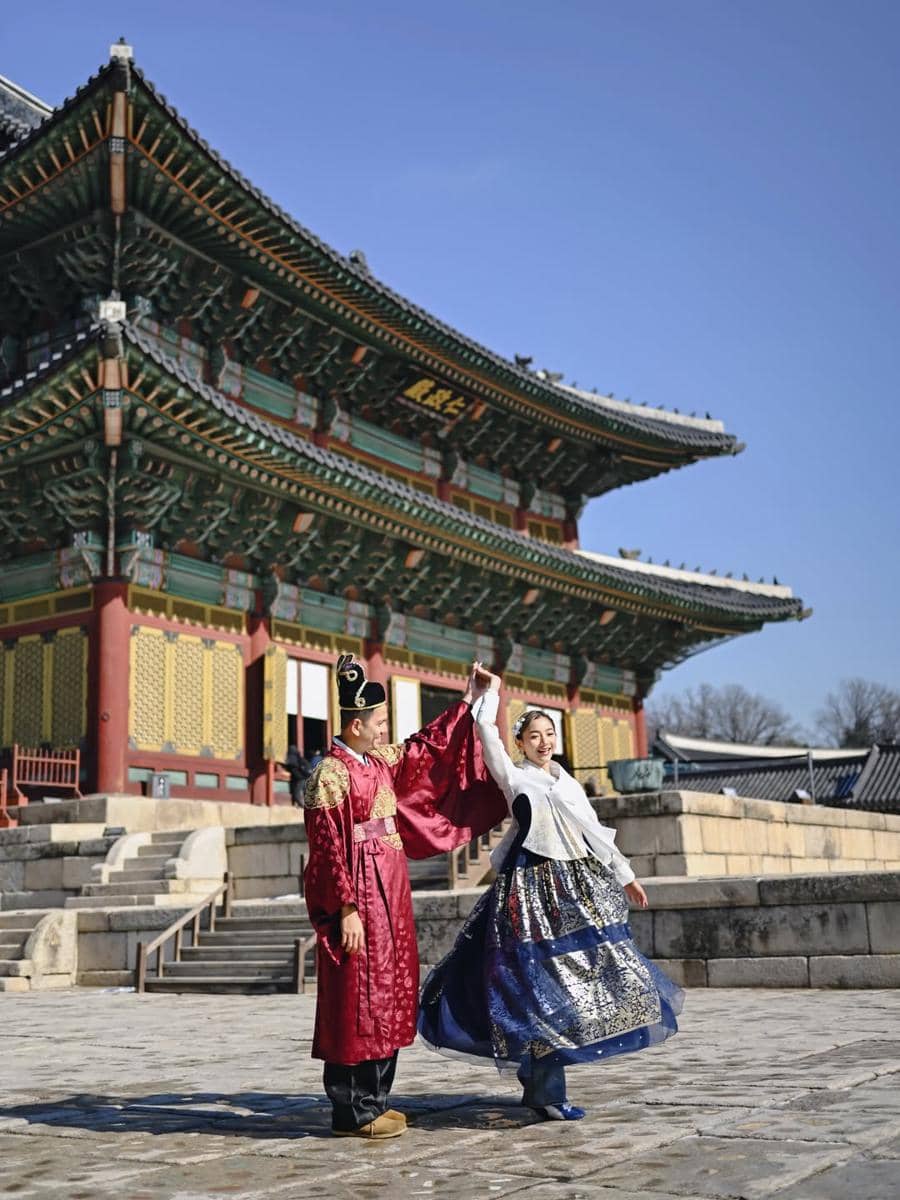 Glenca Chysara pakai hanbook.