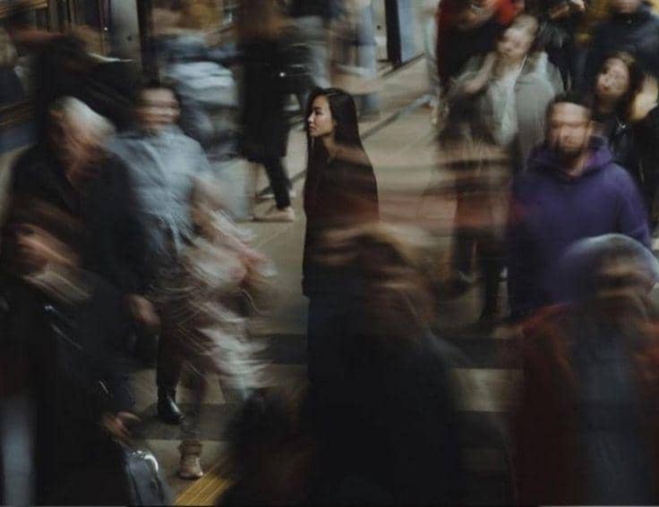 ilustrasi siluet satu orang dengan latar jalan kota ramai