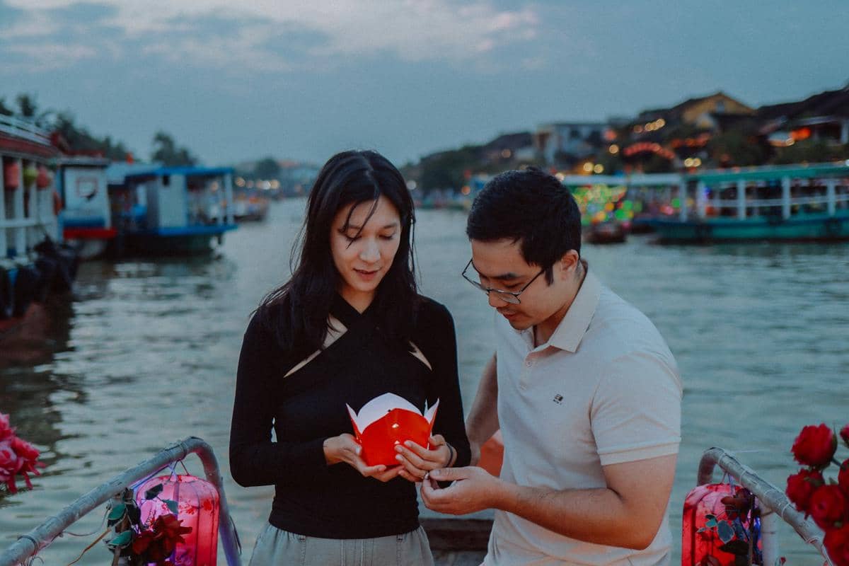 ilustrasi memberi hadiah pasangan