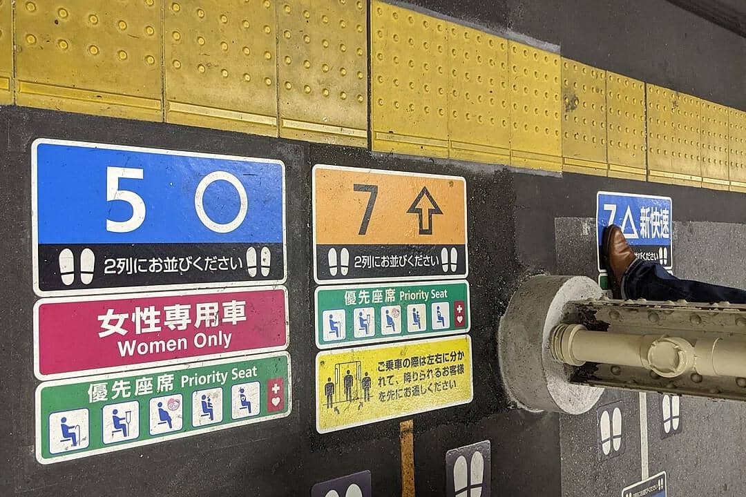 informasi di lantai peron stasiun di Jepang