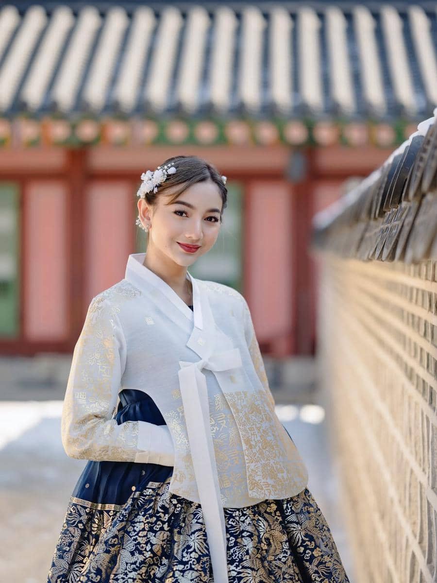 Glenca Chysara pakai hanbook.