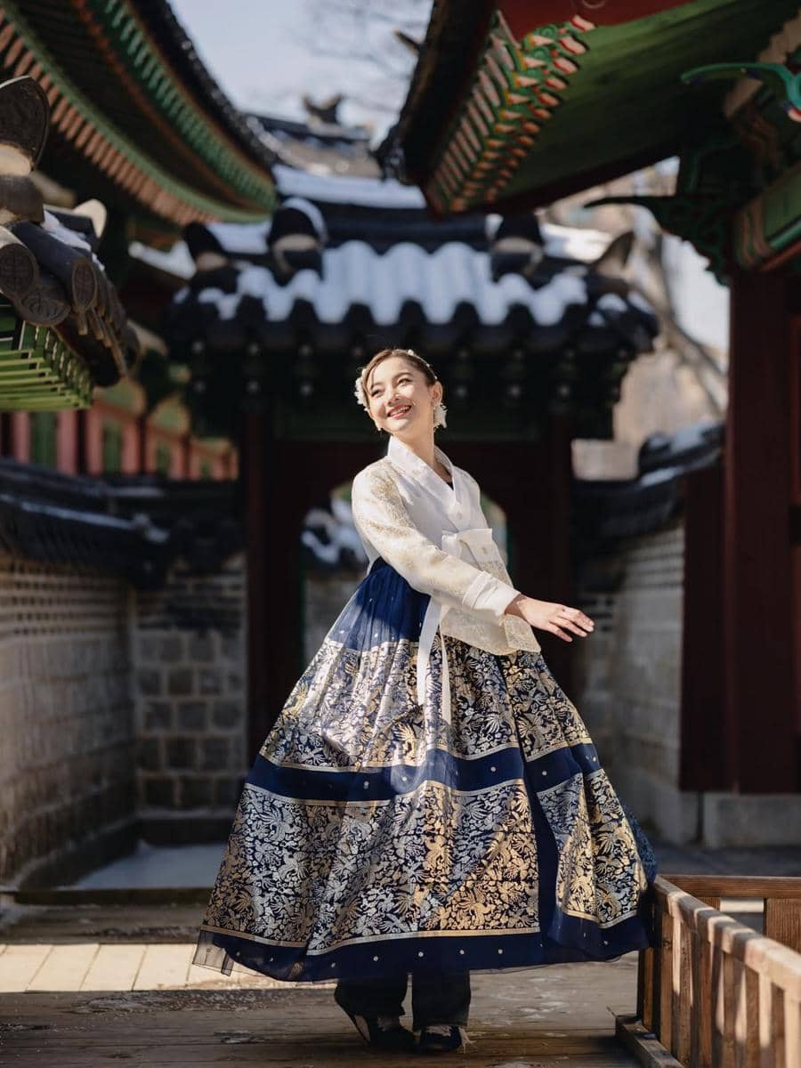 Glenca Chysara pakai hanbook.