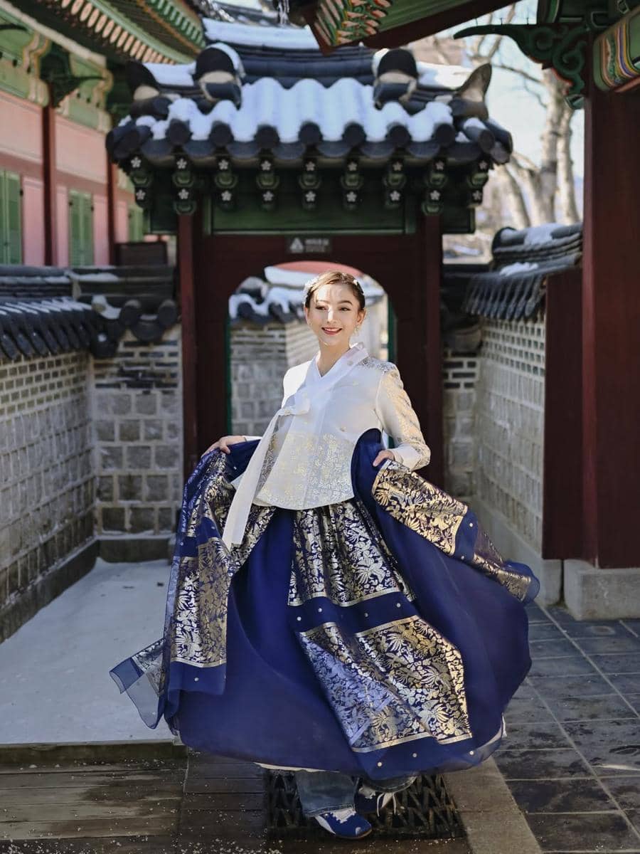 Glenca Chysara pakai hanbook.