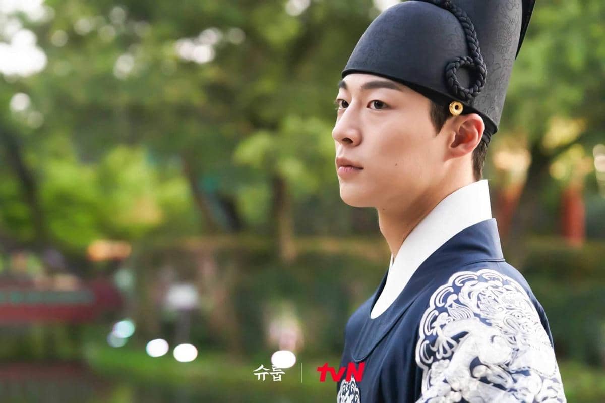 Still cut Bae In Hyuk di drama Under The Queen's Umbrella 