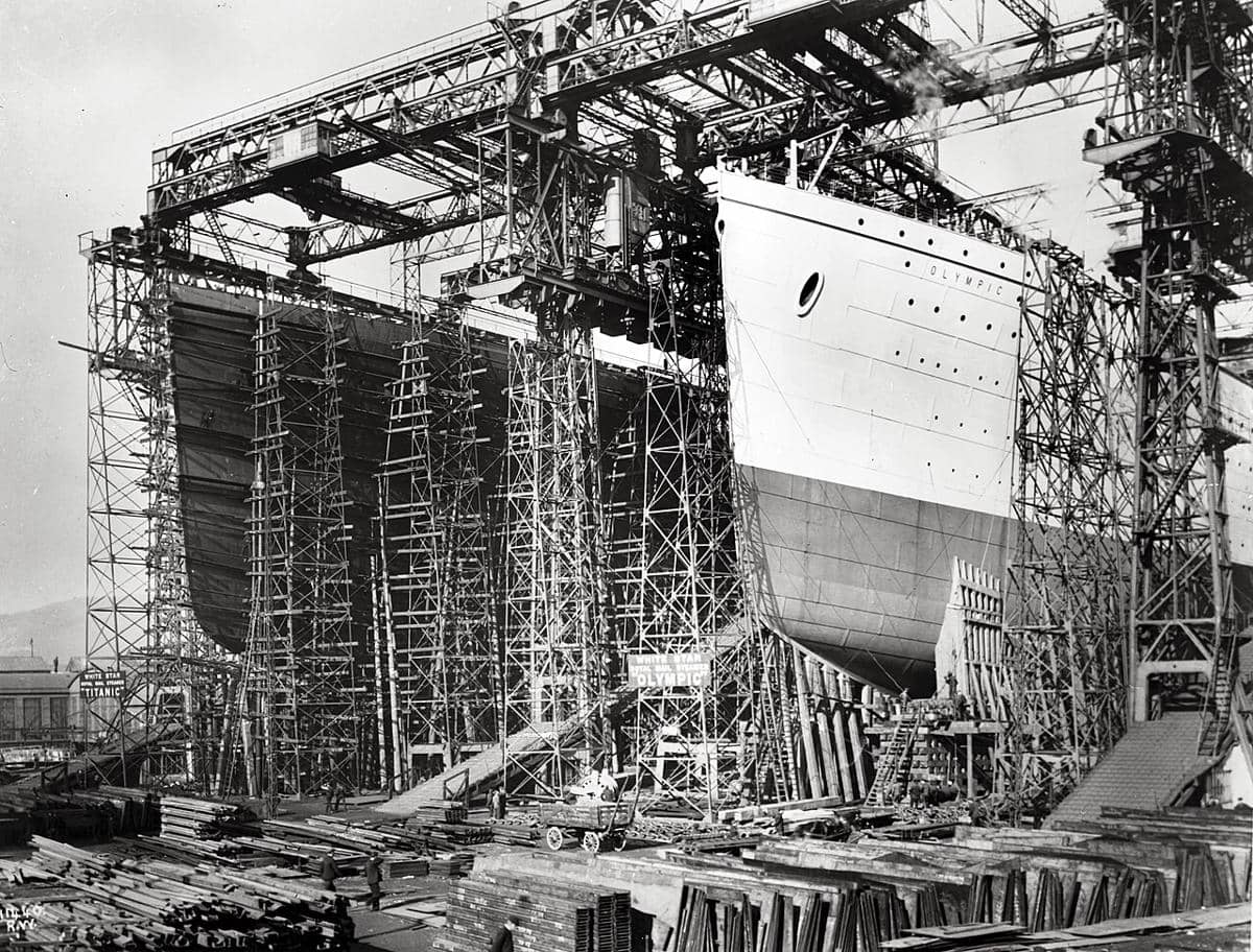 potret RMS Olympic (kanan) yang telah dicat dan RMS Titanic (kanan) yang masih dalam tahap konstruksi di tahun 1910