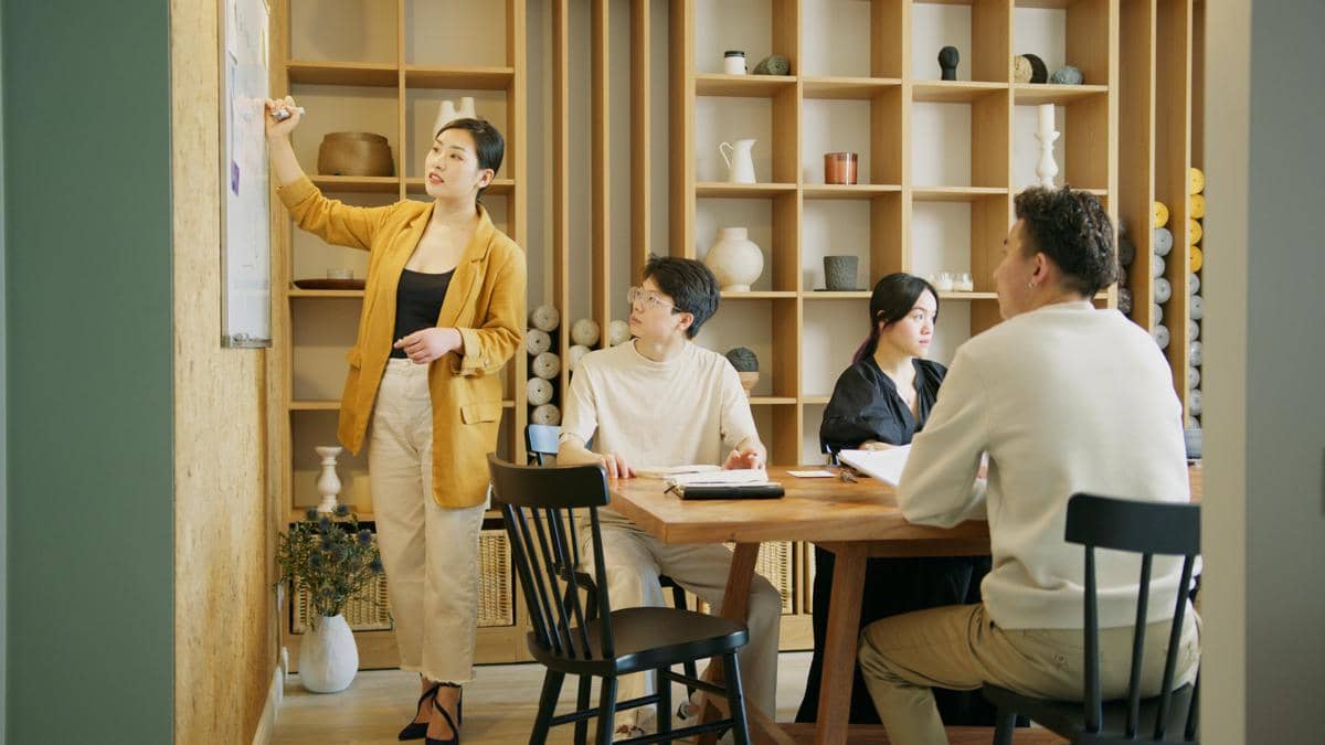 ilustrasi orang melakukan meeting