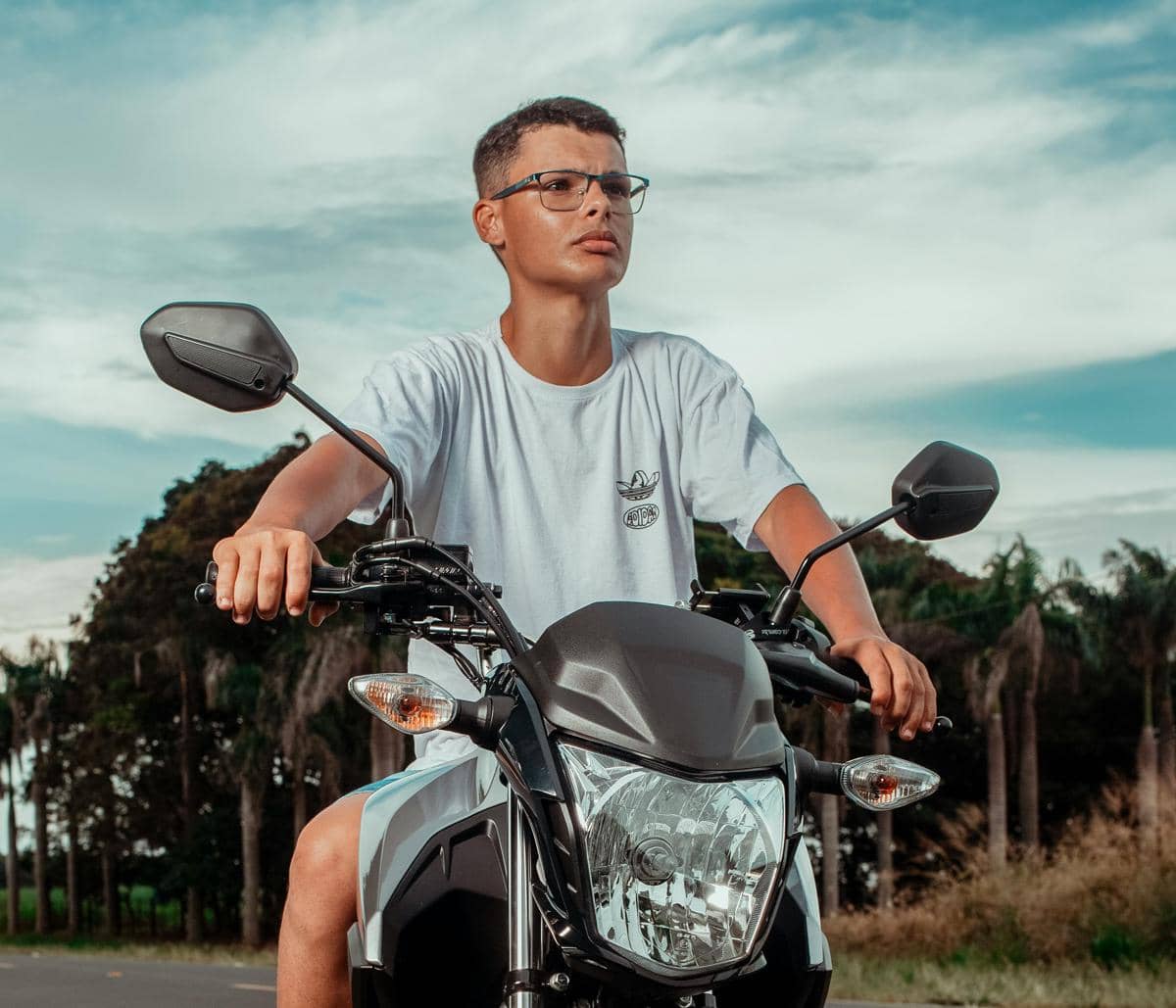 Ilustrasi remaja naik motor tanpa helm (https://www.pexels.com/Breno%20Cardoso)