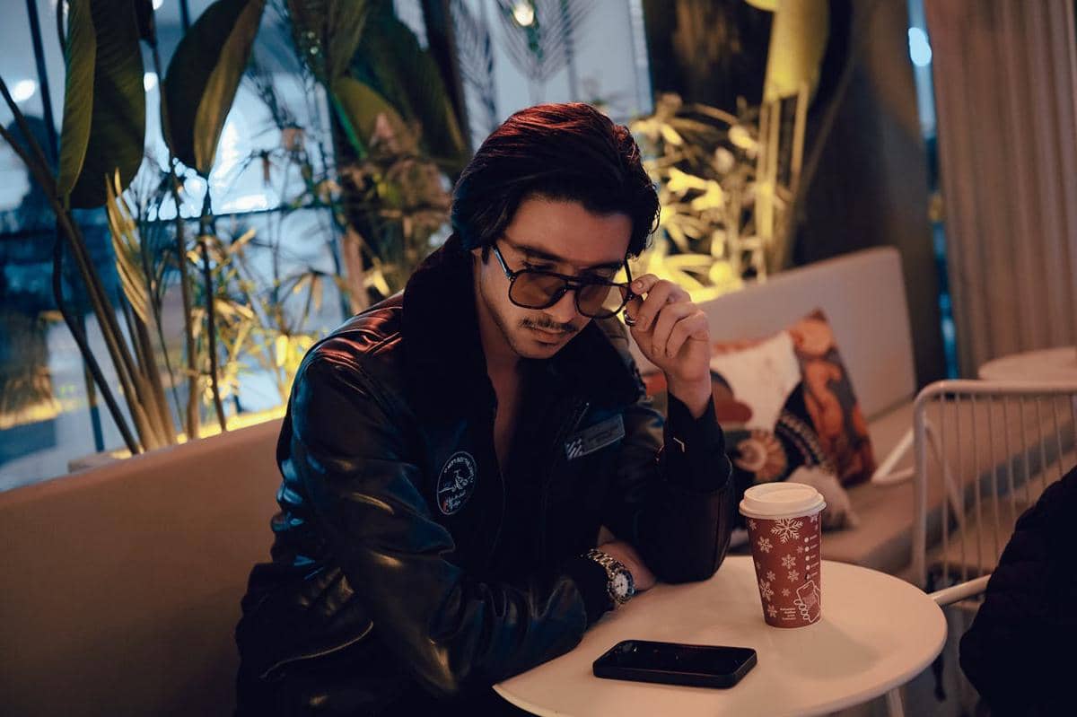 ilustrasi pria minum kopi di coffee shop