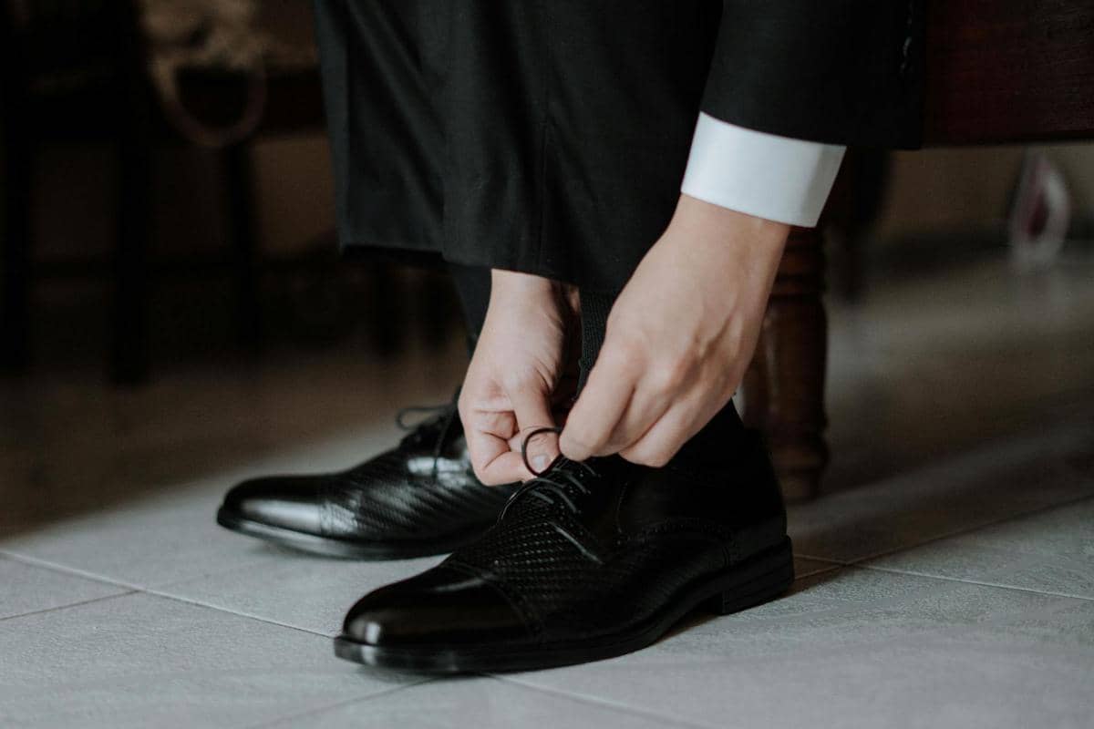 Memakai sepatu kerja