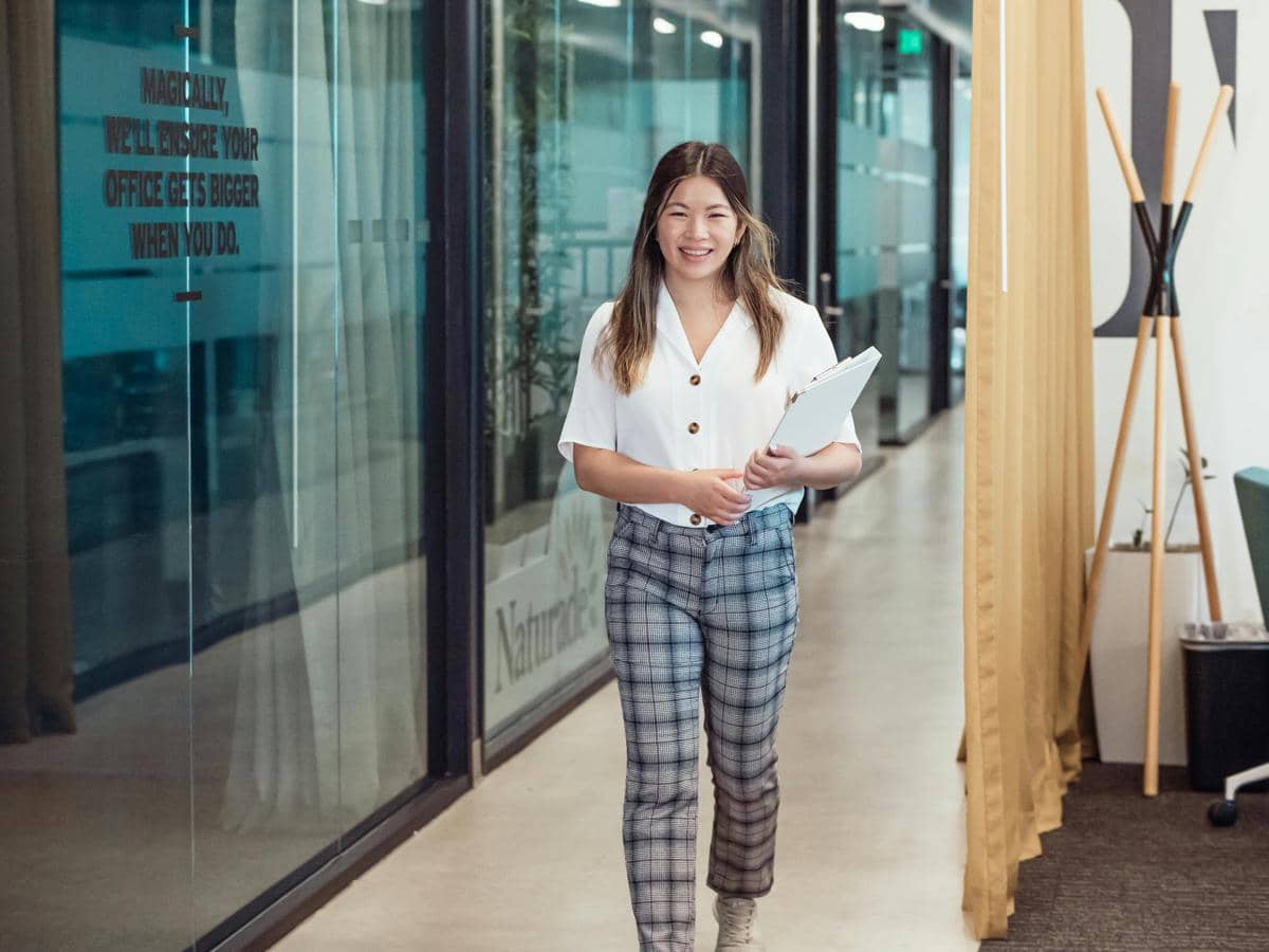 ilustrasi orang membawa dokumen