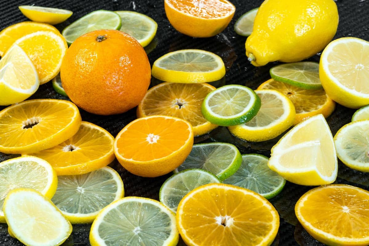 Jeruk dan buah sitrus lainnya.