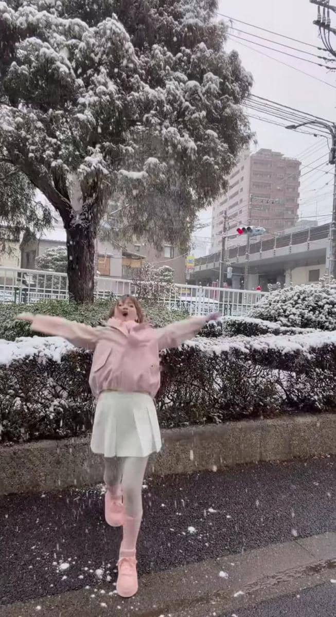 Chika Jessica menikmati hujan salju di Jepang.
