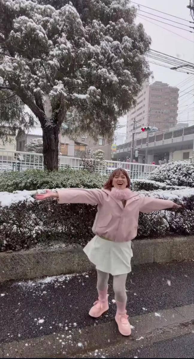 Chika Jessica menikmati hujan salju di Jepang.