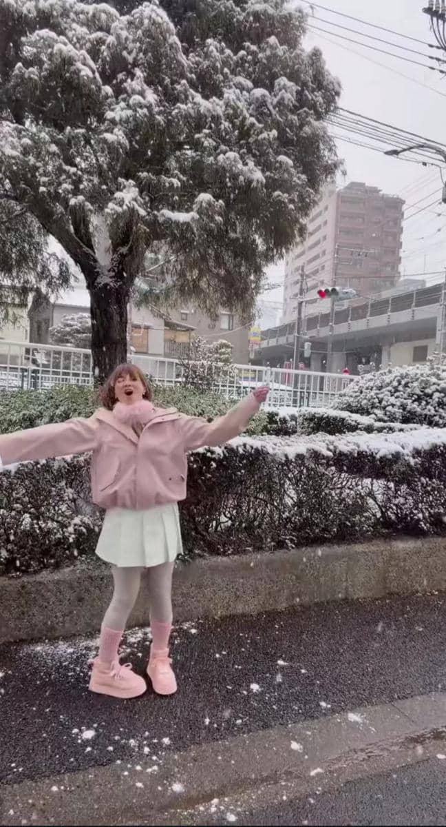 Chika Jessica menikmati hujan salju di Jepang.