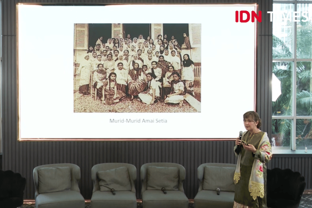 Trini Tambu, Ketua Yayasan Amai Setia sedang menjelaskan sejarah berdirinya Amai Setia. (IDN Times/ 3 Wajah Roehana Koeddoes Perempuan Jurnalis Pertama di Indonesia)