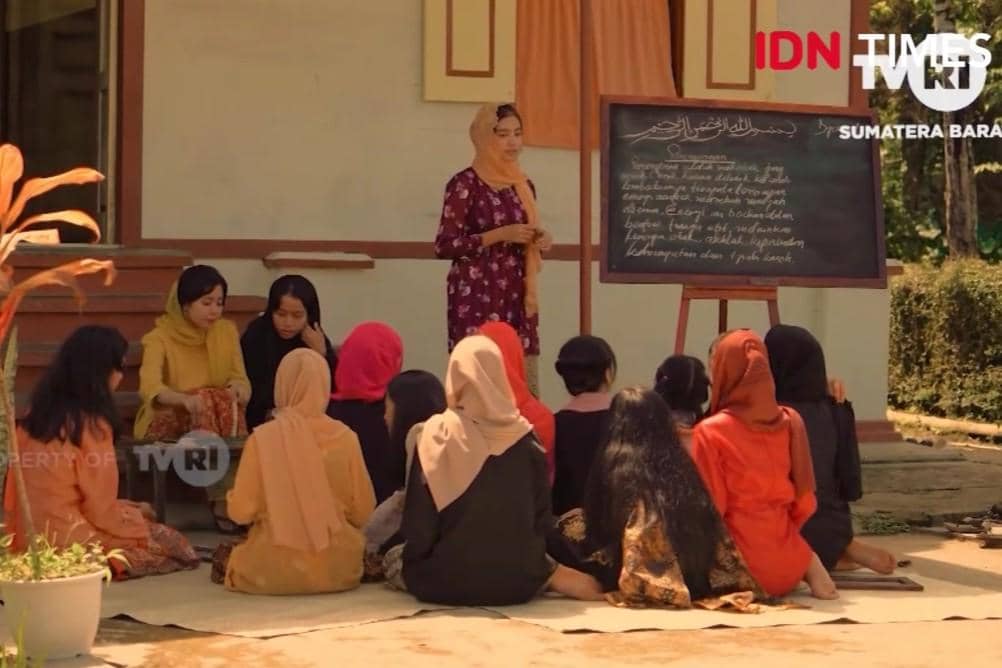Proses belajar mengajar dalam film biopik Roehana Koeddoes. (IDN Times/3 Wajah Roehana Koeddoes Perempuan Jurnalis Pertama di Indonesia via TVRI Sumbar)