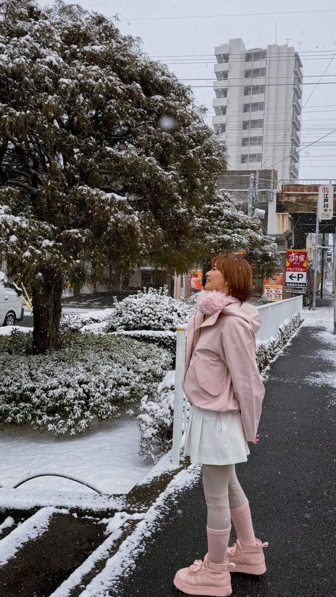 Chika Jessica menikmati hujan salju di Jepang.
