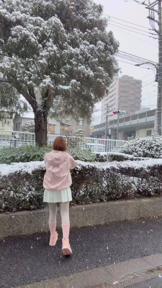 Chika Jessica menikmati hujan salju di Jepang.
