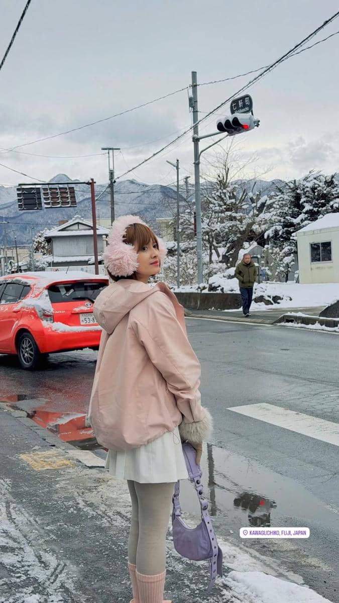 Chika Jessica menikmati hujan salju di Jepang.