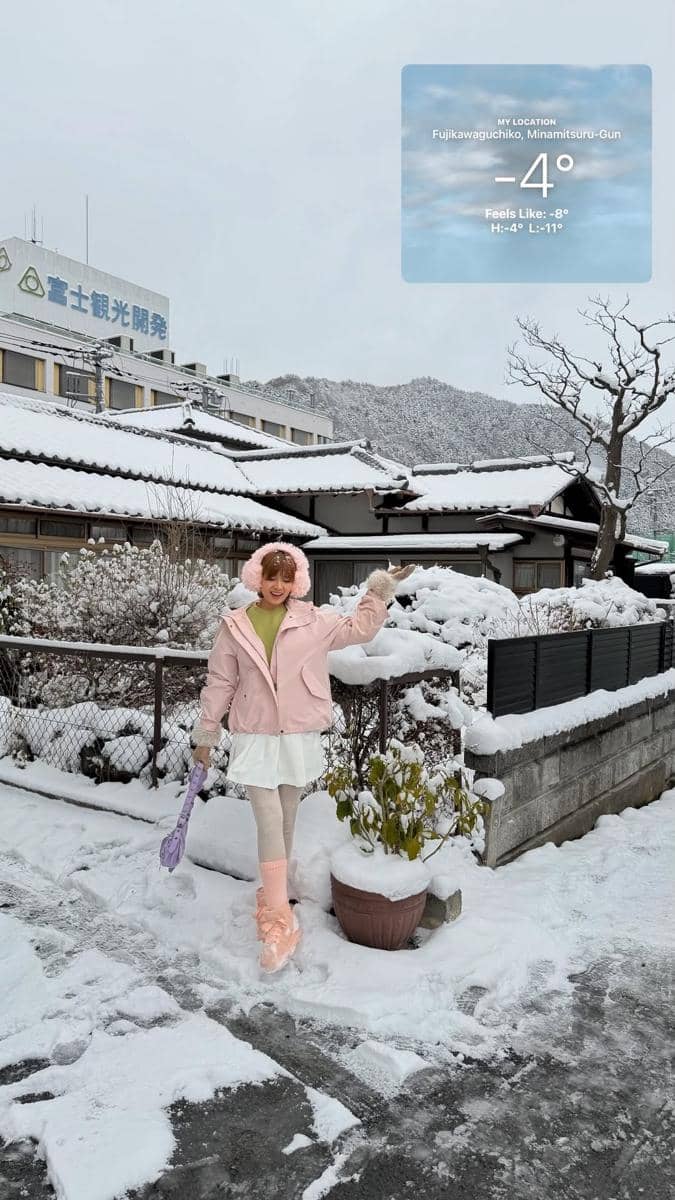 Chika Jessica menikmati hujan salju di Jepang.