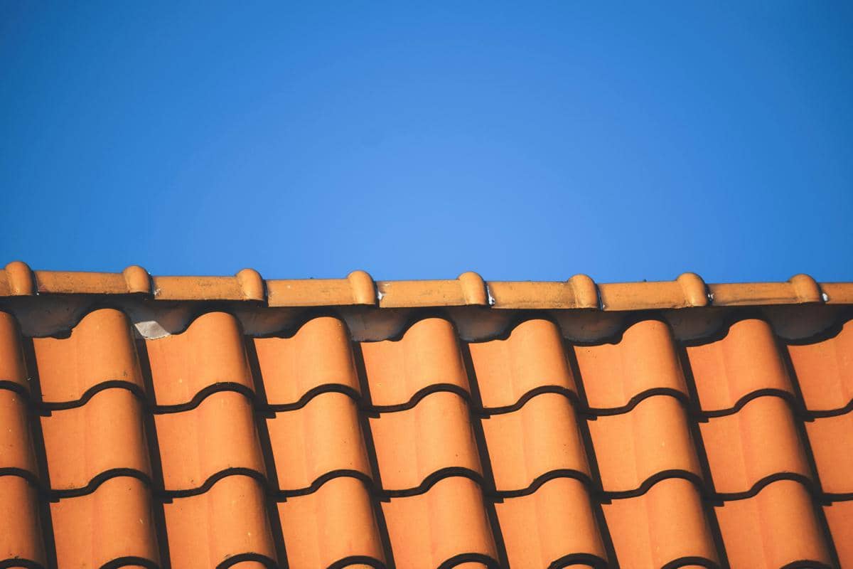 Gambar ilustrasi atap genteng rumah dan langit yang biru