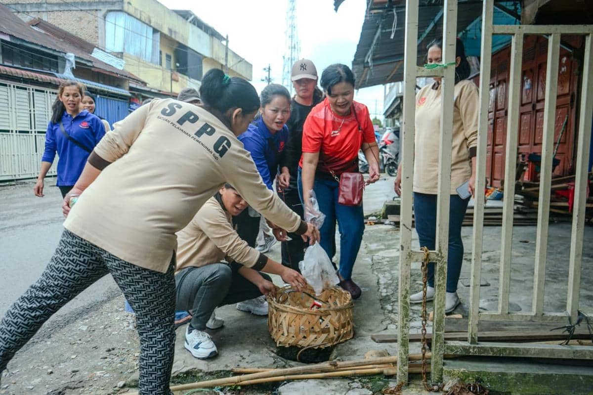 Aksi bersih-bersih pada HUT ke-18 Gerindra di Humbang Hasundutan (dok.Gerindra Humbahas)