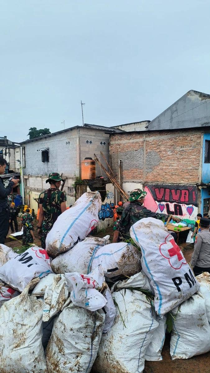 Relawan PMI se-DKI Jakarta turut ambil bagian dalam Jaga Jakarta Bersih, Minggu, (8/2/2026)