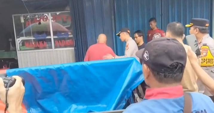 Wali Kota Bekasi, Tri Adhianto diancam golok saat melakukan penertiban PKL. (Istimewa) 