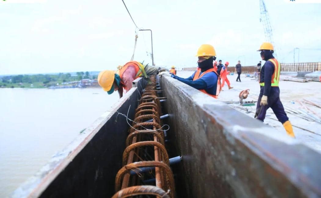 Para pekerja di proyek pembangunan Jembatan Musi V.