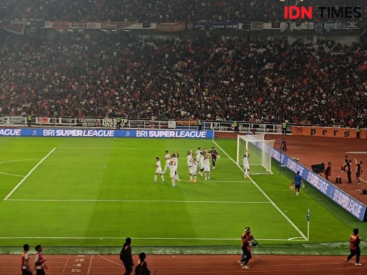 Potret Arema mengalahkan Persija 2-0 di Stadion Utama Gelora Bung Karno, Minggu (8/2/2026). (IDN Times / Tino Satrio).