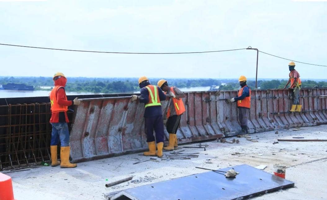 Para pekerja di proyek pembangunan Jembatan Musi V. (Dok. Diskominfo Sumsel)