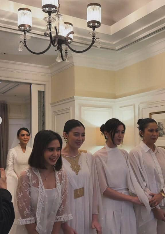 Artis Jadi Bridesmaid Pernikahan Wavi Zihan