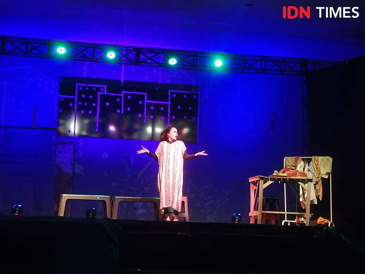 Aucintia saat berlakon di teater monolog Bias Lampu Kota (IDN Times/Indah Permata Sari)