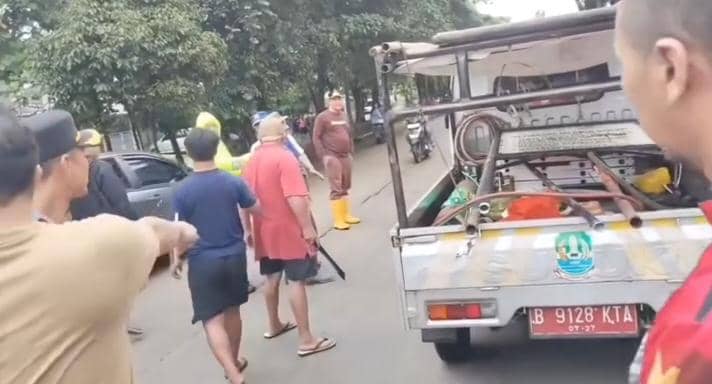 Wali Kota Bekasi Tri Adhianto diancam golok saat menertibkan PKL. 