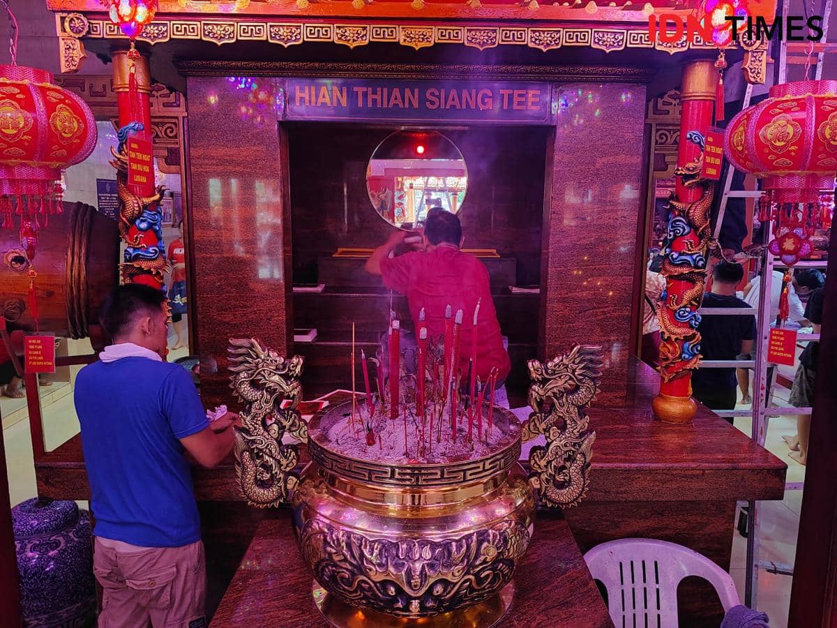 Klenteng Hok Lay Kiong Bekasi mulai dibersihkan jelang Imlek 2025. 