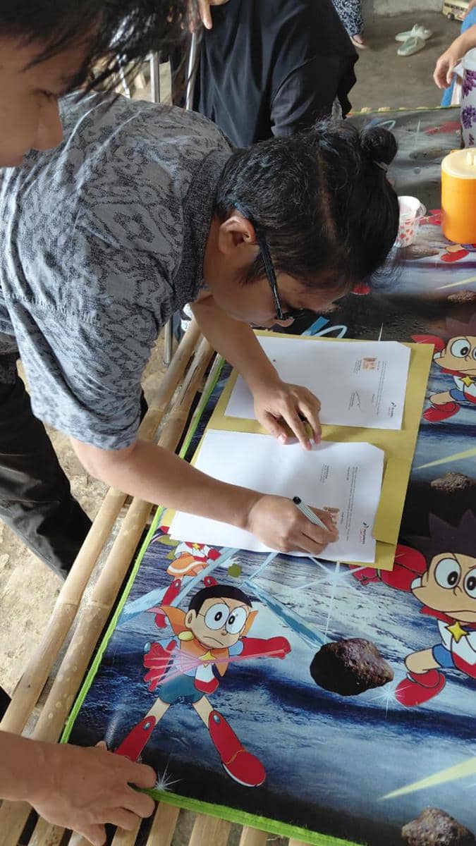 Proses penandatanganan berita acara serah terima bantuan dalam Program Pertamina Sahabat Difabel oleh PT Pertamina Lubricants bersama pengelola Bengkel Difabel PerDIK di Maros, Sulawesi Selatan.jpg