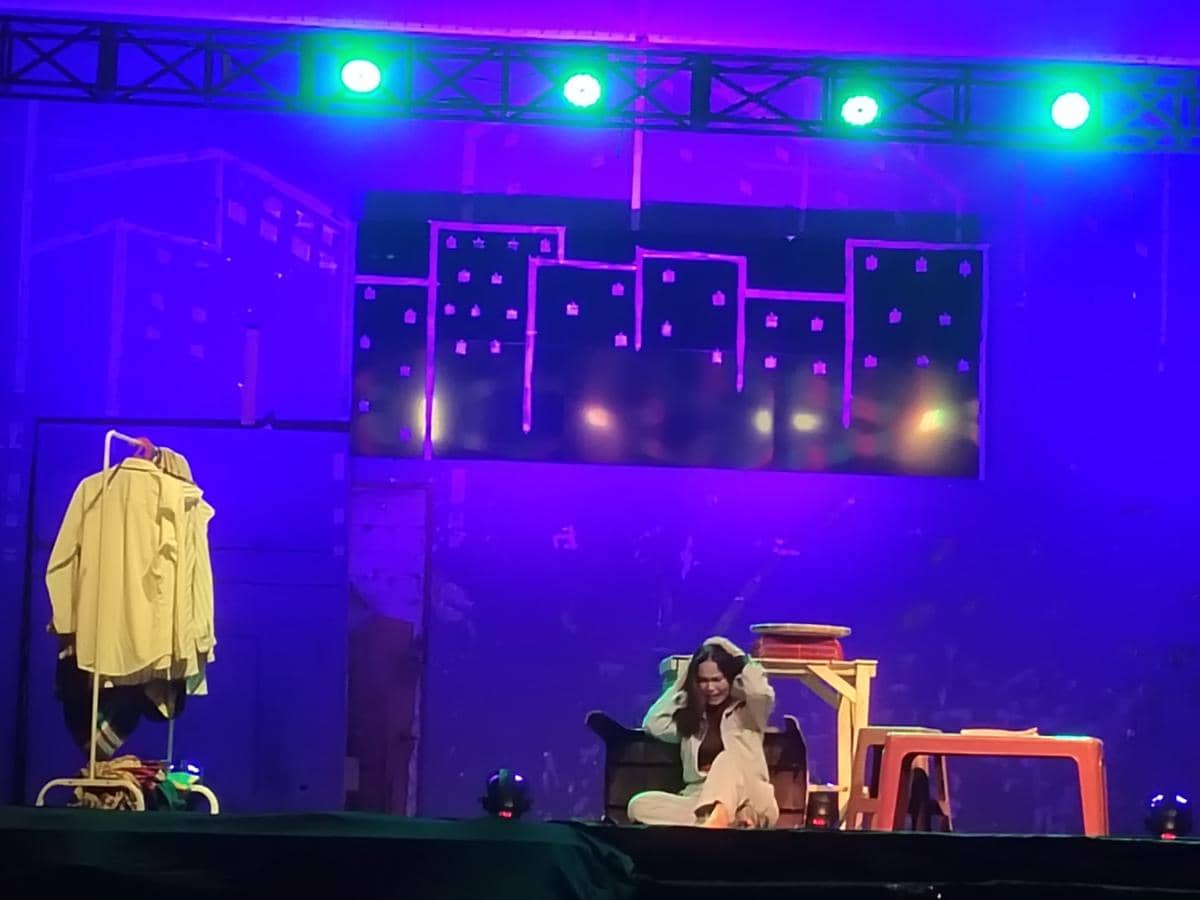 Aucintia saat berlakon di teater monolog Bias Lampu Kota (IDN Times/Indah Permata Sari)