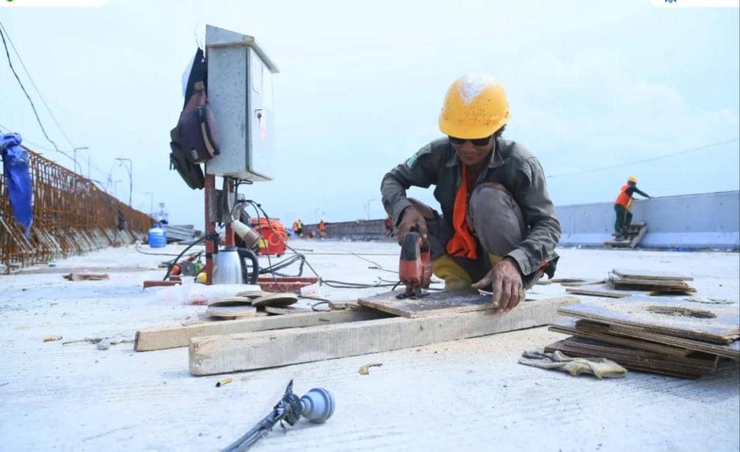 Para pekerja di proyek pembangunan Jembatan Musi V.