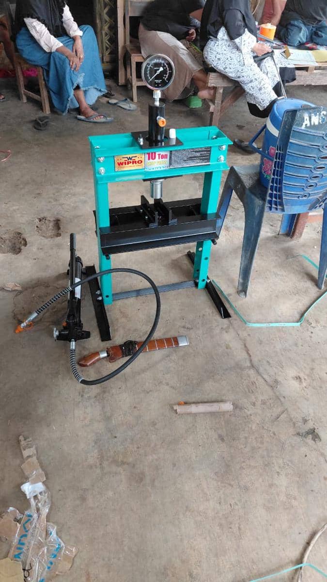 Salah satu peralatan bengkel yang diserahkan dalam Program Pertamina Sahabat Difabel.jpg