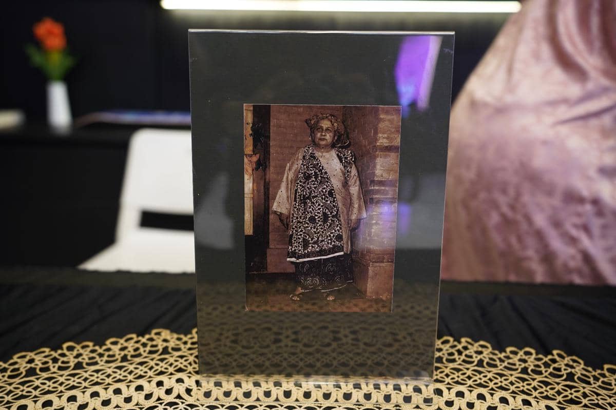 Potret Roehana Koeddoes di acara IDN Times berjudul 3 Wajah Roehana Koeddoes: Pahlawan Nasional, Jurnalis Perempuan Pertama di Indonesia di kantor IDN HQ, Jakarta Selatan, Jumat (6/2/2026). (IDN Times/ Krisna)