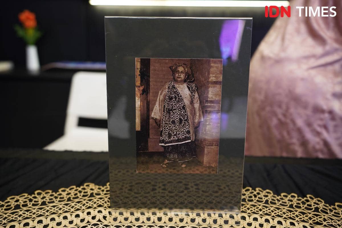 Potret Roehana Koeddoes di acara IDN Times berjudul 3 Wajah Roehana Koeddoes: Pahlawan Nasional, Jurnalis Perempuan Pertama di Indonesia di kantor IDN HQ, Jakarta Selatan, Jumat (6/2/2026). (IDN Times/ Krisna)