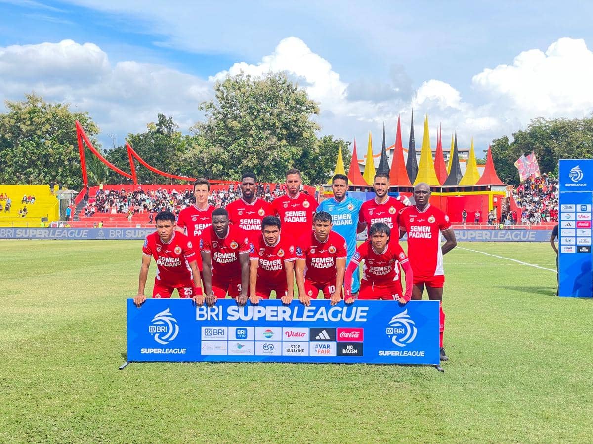 Pemain Semen Padang FC berfoto sebelum pertandingan (Foto: IDN Times/Halbert Caniago)