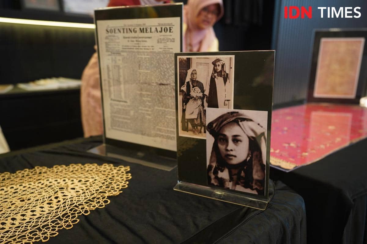 Potret Roehana Koeddoes di acara IDN Times berjudul 3 Wajah Roehana Koeddoes: Pahlawan Nasional, Jurnalis Perempuan Pertama di Indonesia di kantor IDN HQ, Jakarta Selatan, Jumat (6/2/2026). (IDN Times/ Krisna)