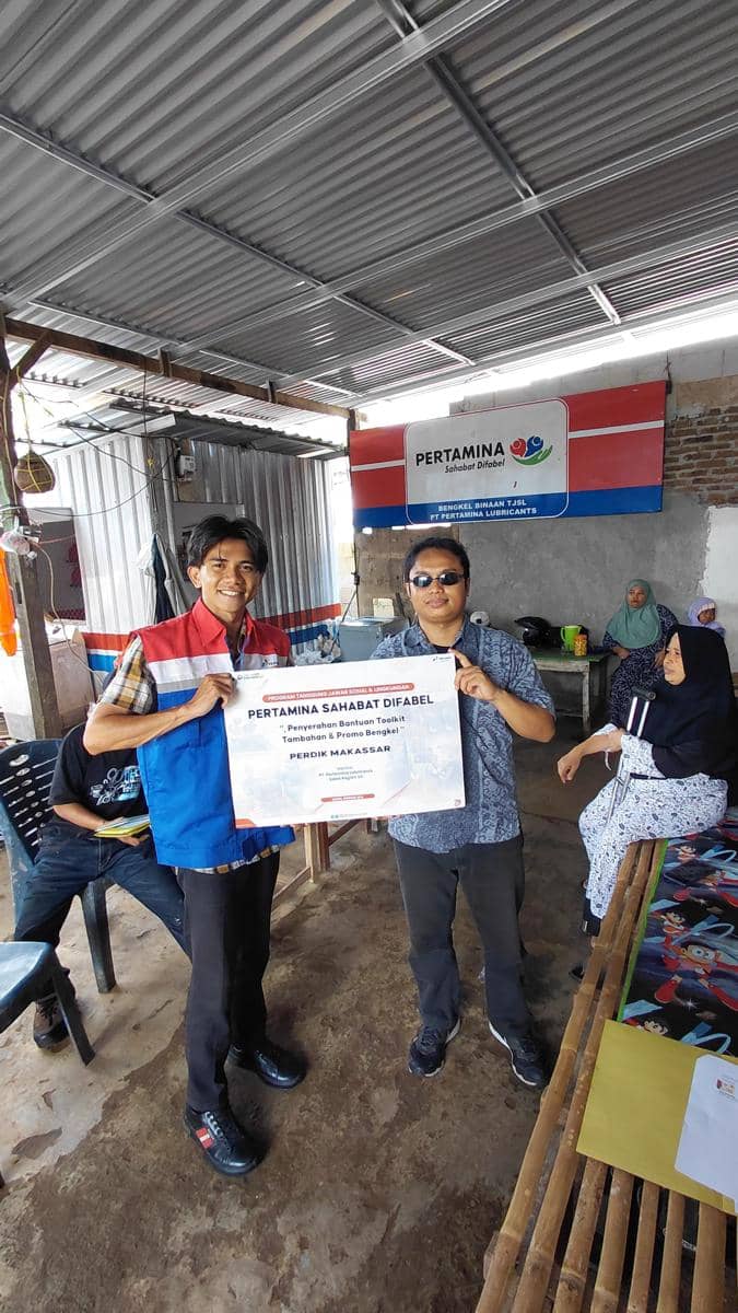 Penyerahan bantuan peralatan bengkel dari PT Pertamina Lubricants sebagai bagian dari Program Pertamina Sahabat Difabel untuk mendukung pengaktifan kembali Bengkel Difabel PerDIK di Maros, Sulawesi Selatan.jpg