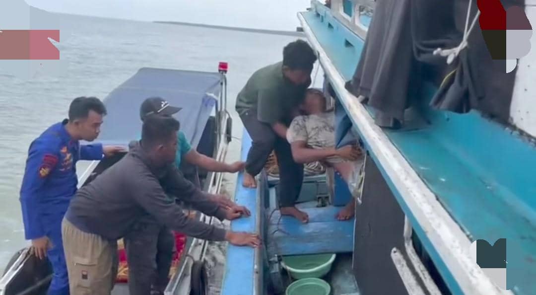 Proses evakuasi nahkoda KM Kurnia.